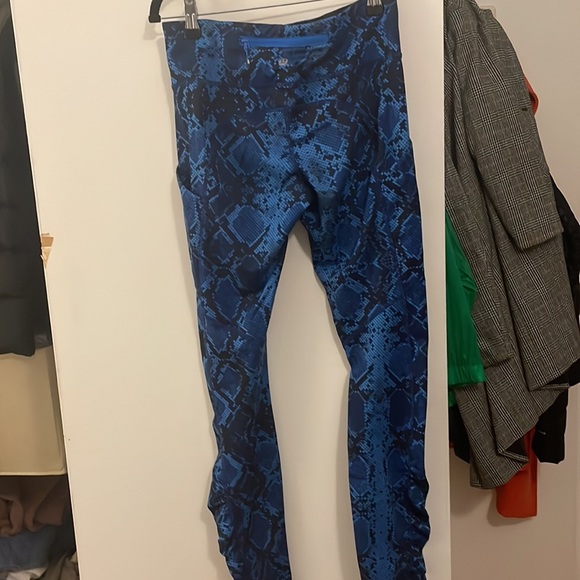 Blue snake print Lululemon leggings with ruching details at ankles - Picture 2 of 2